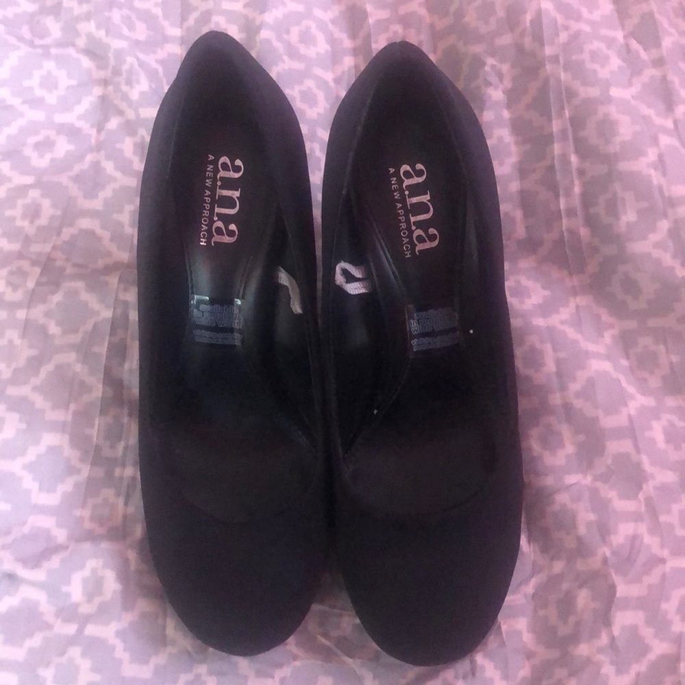 Black Pumps